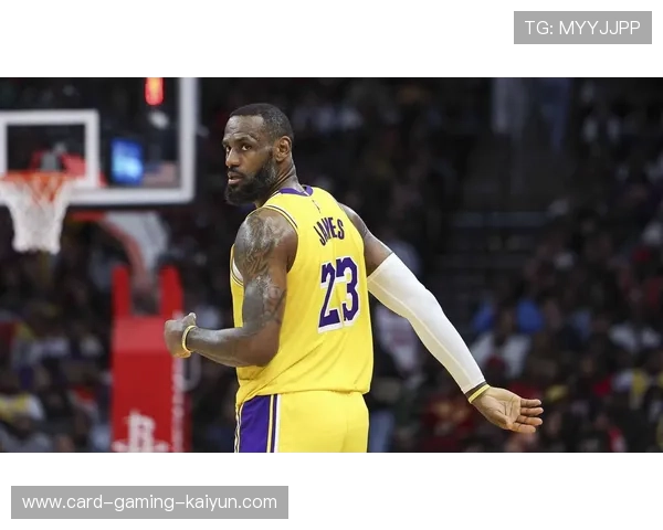 勒布朗训练照曝光，单手扣篮力量依旧