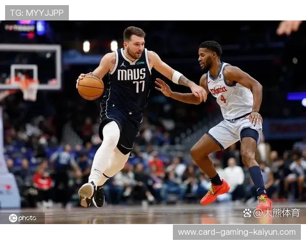 东契奇后仰中投直落篮筐，独行侠再稳一局