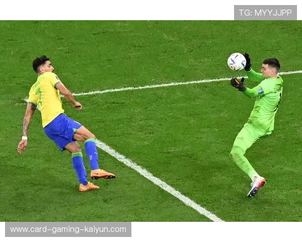 巴黎中场一脚穿透制造破门机会，内马尔临门一脚得手